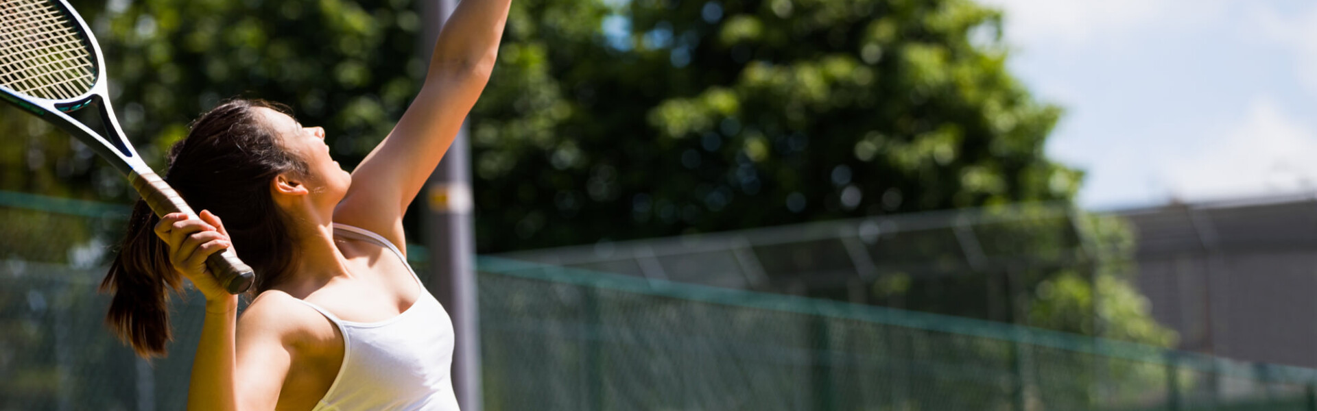woman tennis player about to serve